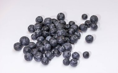 Beyaz arka planda taze aromatik yabanmersini