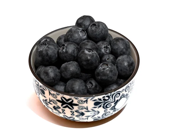 白底瓷杯中的新鲜芬芳蓝莓 — 图库照片