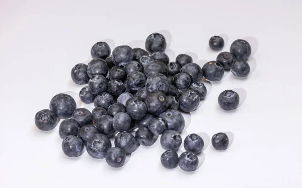 Beyaz arka planda taze aromatik yabanmersini