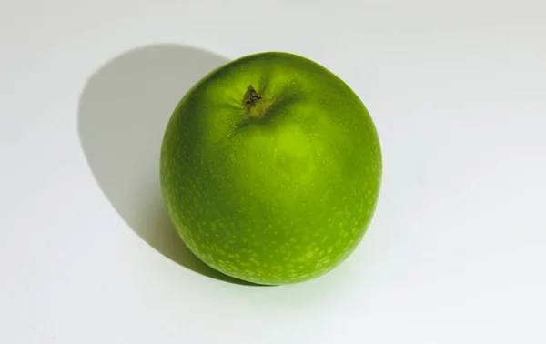 Yeşil Granny Smith beyaz arka planda elmalar