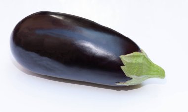 Beyaz arka planda taze vejetaryen patlıcan