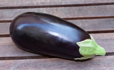 Tahta masada taze vejetaryen patlıcan.