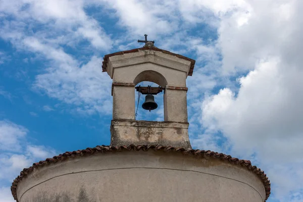Eski Roma çan kulesi ve çan sesi bulutlu mavi gökyüzünün arka planında