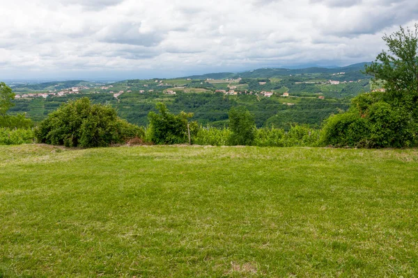 Bulutlu mavi gökyüzüne karşı antik bir şatonun duvarından manzara