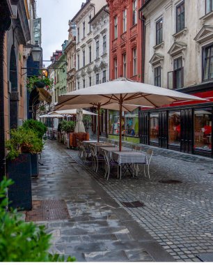 Nehirdeki restoran - bir haftalık yağmurdan sonra, nehir seviyesi yükseldi
