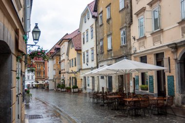 Hafif yağmurda eski kasabadaki rahat bir kafeterya