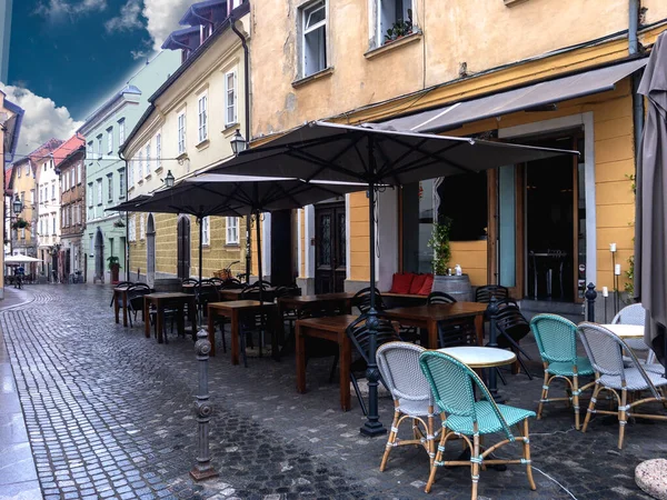 Café Verão Acolhedor Cidade Velha Durante Chuva Leve — Fotografia de Stock