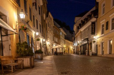 Eski Ljubljana 'da dar bir sokak.