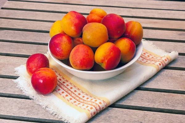 Full Plate Apricots Wooden Table — Stock Photo, Image