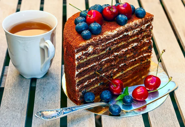 ballı pasta ceviz dilimli, kuru erikli, kremalı, vişneli ve armonili.