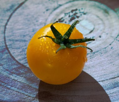 Ahşap arka planda sarı kokulu domatesler.