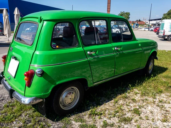 60S Bright Green Car Grass — Stock Photo, Image