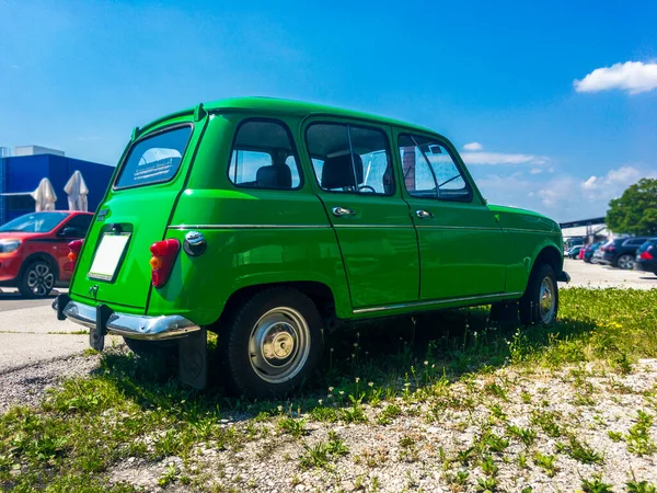 Lustiges Knallgrünes Auto Auf Dem Gras — Stockfoto