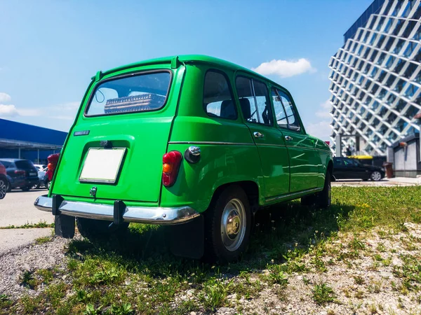 Engraçado Carro Verde Brilhante Grama — Fotografia de Stock