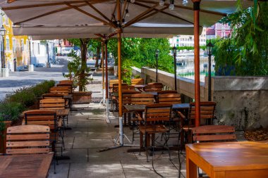 Eski kasabanın nehir kıyısında küçük sessiz bir açık hava restoranı.