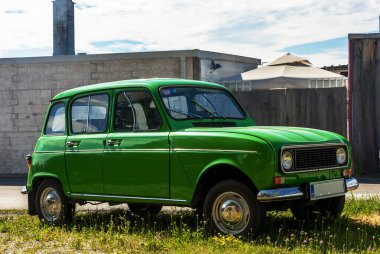 Çimlerin üzerinde parlak yeşil bir araba