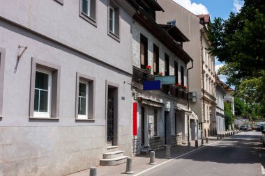 Eski kasabadaki sessiz kaldırım taşı caddesi