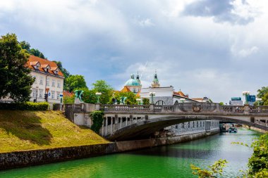 Sessiz sakin bir nehir Eski kasabada yeşilliğe gömüldü