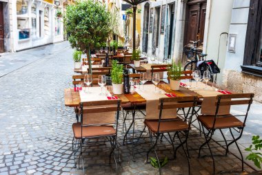 Eski kasabanın nehir kıyısında küçük sessiz bir açık hava restoranı.