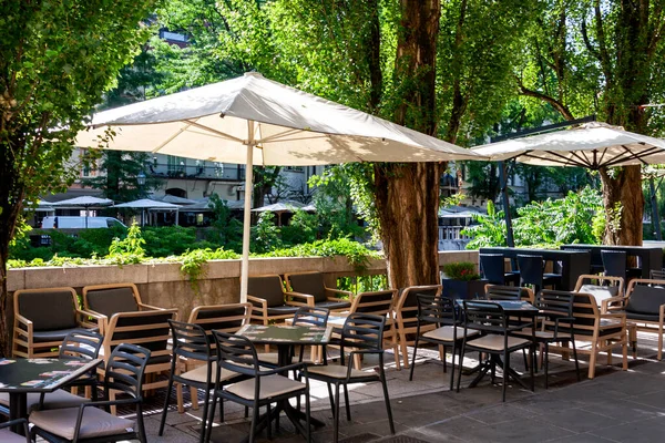 Eski kasabanın nehir kıyısında küçük sessiz bir açık hava restoranı.