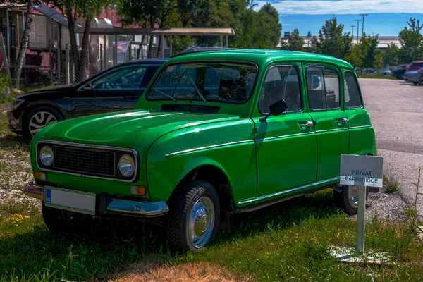 Engraçado Carro Verde Brilhante Grama — Fotografia de Stock