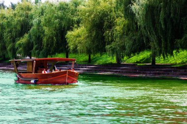 Nehir tramvayı sıcak öğle vakti nehirde yolcularla birlikte.