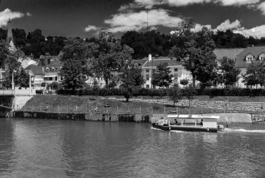 Nehir tramvayı sıcak öğle vakti nehirde yolcularla birlikte.