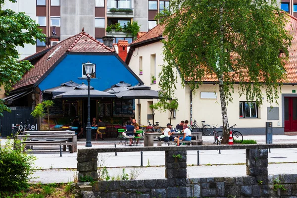 Eski kasabadaki yazlık kafe.