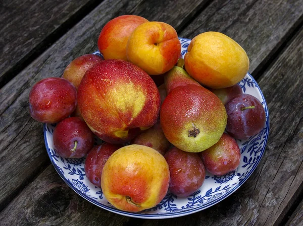 Cesta Veraniega Las Frutas Pera Nectarina Ciruela Los Albaricoques Sobre — Foto de Stock