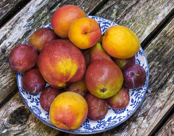 Cesta Veraniega Las Frutas Pera Nectarina Ciruela Los Albaricoques Sobre — Foto de Stock