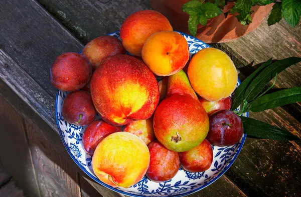 Canasta Verano Frutas Pera Nectarina Ciruela Albaricoques Sobre Fondo Madera — Foto de Stock