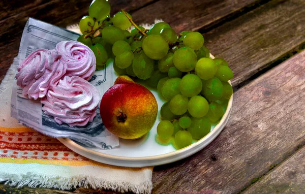 Desayuno Frutas Con Peras Uvas Malvaviscos Fondo Antigua Mesa Madera — Foto de Stock