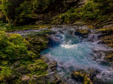 Mavi kristal berrak su Alp geçidinde bir dağ nehrinde