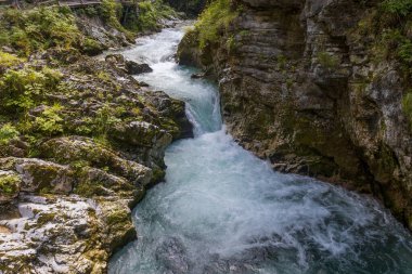 Alp geçidinde bir dağ nehrinde kaynayan nehirler