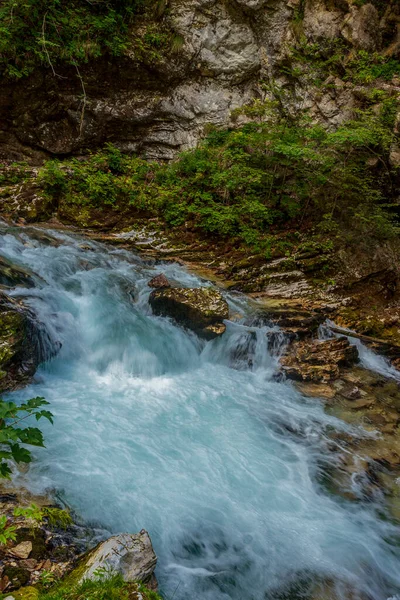 Flussfahrten Auf Einem Schnellen Alpinen Gebirgsfluss — Stockfoto
