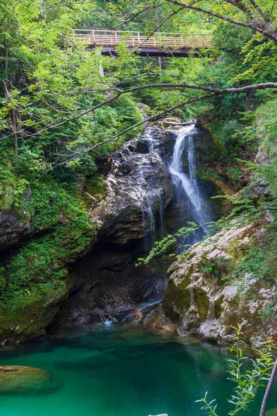 Pequena Cachoeira Tranquila Montanha Lago Alpino — Fotografia de Stock