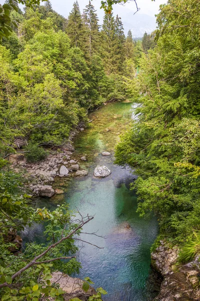 Kristallklares Wasser Einem Gebirgsfluss Einer Alpinen Schlucht — Stockfoto