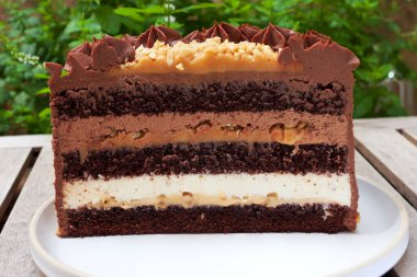 Bol sütlü çikolatalı pasta, bol tuzlu karamel, fıstık ve çikolatalı ganache..