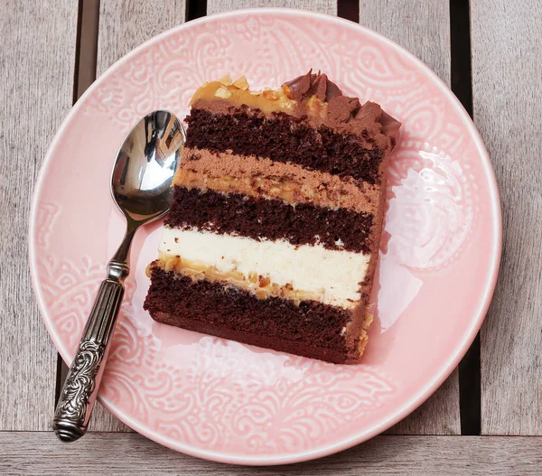 Bol sütlü çikolatalı pasta, bol tuzlu karamel, fıstık ve çikolatalı ganache..