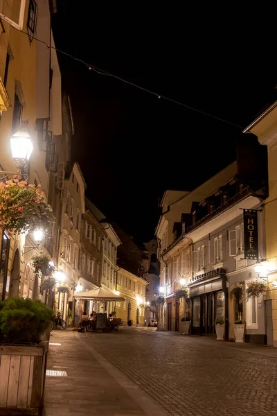 リュブリャナの旧市街の夜景 — ストック写真