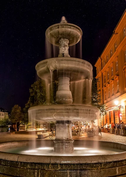 Ljubljana 'daki eski kasabanın gece manzarası.