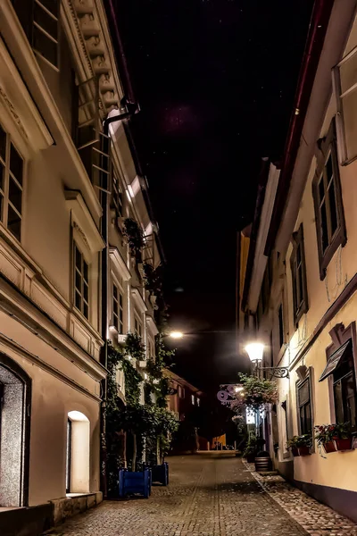暑い夏の夜にリュブリャナの夜の街 — ストック写真