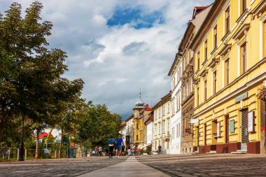 Akşamları Ljubljana kentindeki Ljubljanica nehrinin setinin manzarası