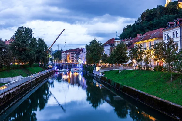 Veduta Dell Argine Del Fiume Lubiana Nella Città Lubiana Sera — Foto Stock