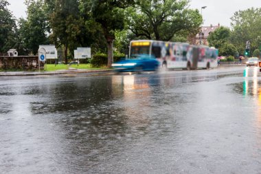 Yağmurlu bir günde dar eski cadde