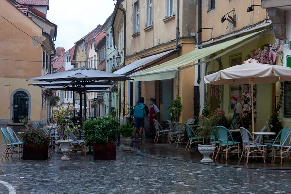 Yağmurlu bir günde dar eski cadde