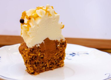 Havuçlu kek, krem şantili ve rendelenmiş ceviz.