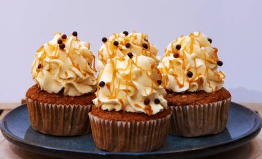 Havuçlu kek, krem şantili ve rendelenmiş ceviz.