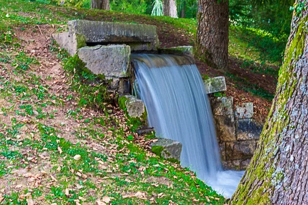 Ein Kleiner Wasserfall Park — Stockfoto