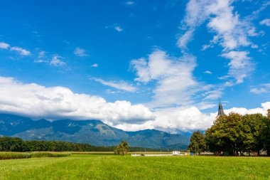 Mavi gökyüzünde beyaz bir bulut